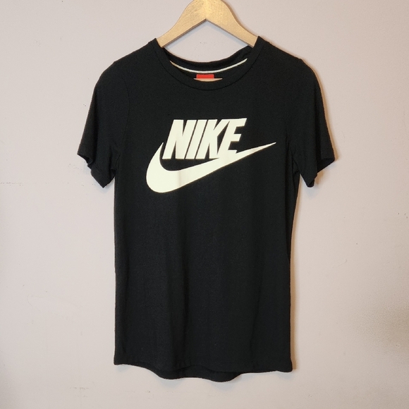NWT NIKE Sportswear Essentials Women’s Logo T-Shirt, size S - Picture 1 of 8